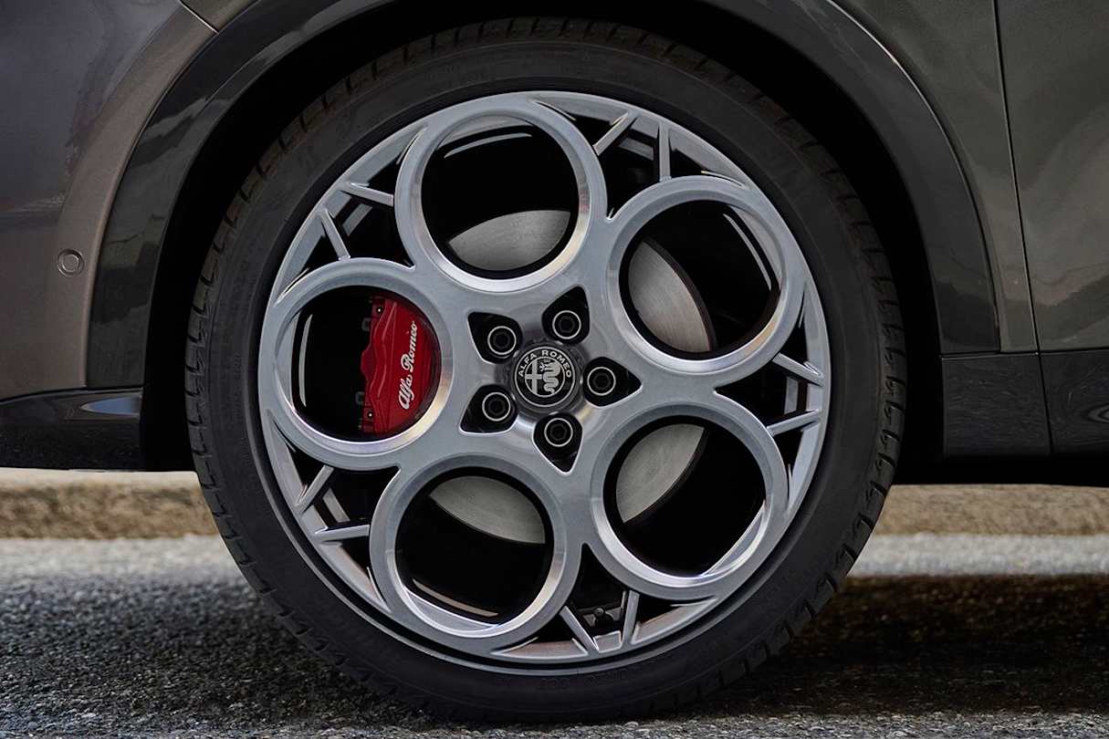 The Tonale PHEV wears 20-inch alloy wheels.