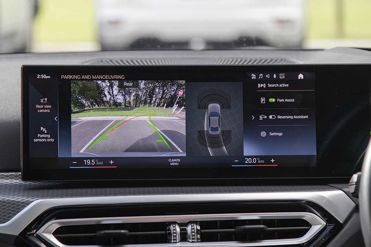 The 320i features a super clear reversing camera. (Image: Glen Sullivan)