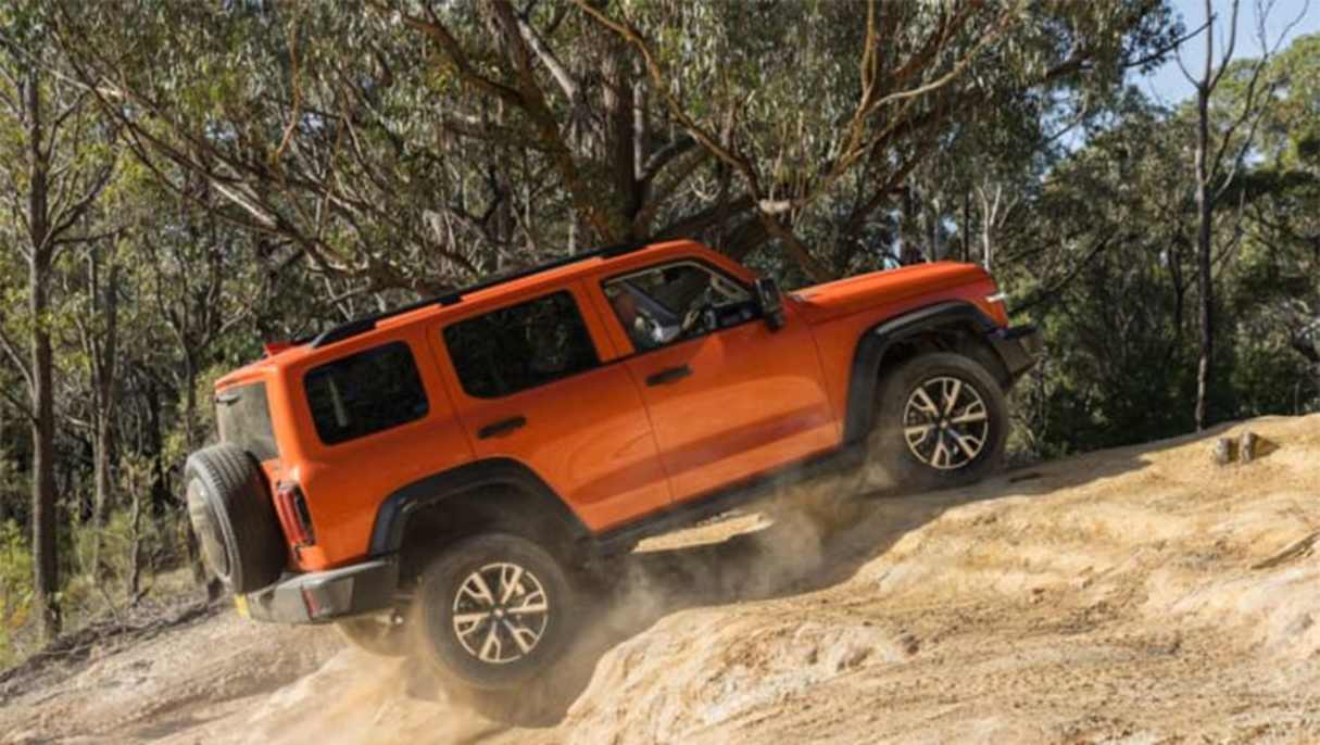 Its very pronounced side steps also easily bump into the dirt when you’re traversing rough terrain: this may result in either a light scuffing of the steps’ sides or underside, or a damaging grind against rock under the vehicle’s weight and the steps being bent out of shape.