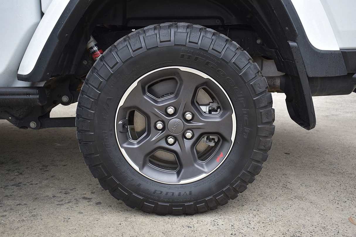 This uncompromising off-roader stands wide and tall on 17-inch alloys and chunky 255/75R17 BF Goodrich all-terrain tyres. (image: Mark Oastler)