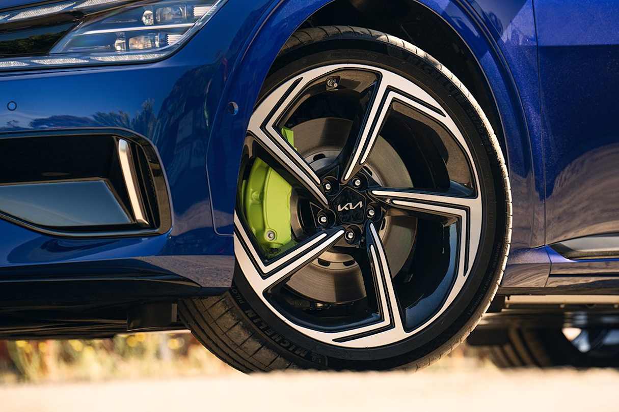 The big, sticky Michelin tyres and damper calibrations means the GT can be driven quickly around corners and also maintain its composure on a patchy, lumpy surface.
