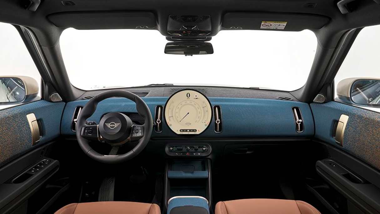 As with the new Mini Cooper Electric, the Countryman Electric gains smart woven textile surfaces for its minimalist dash.