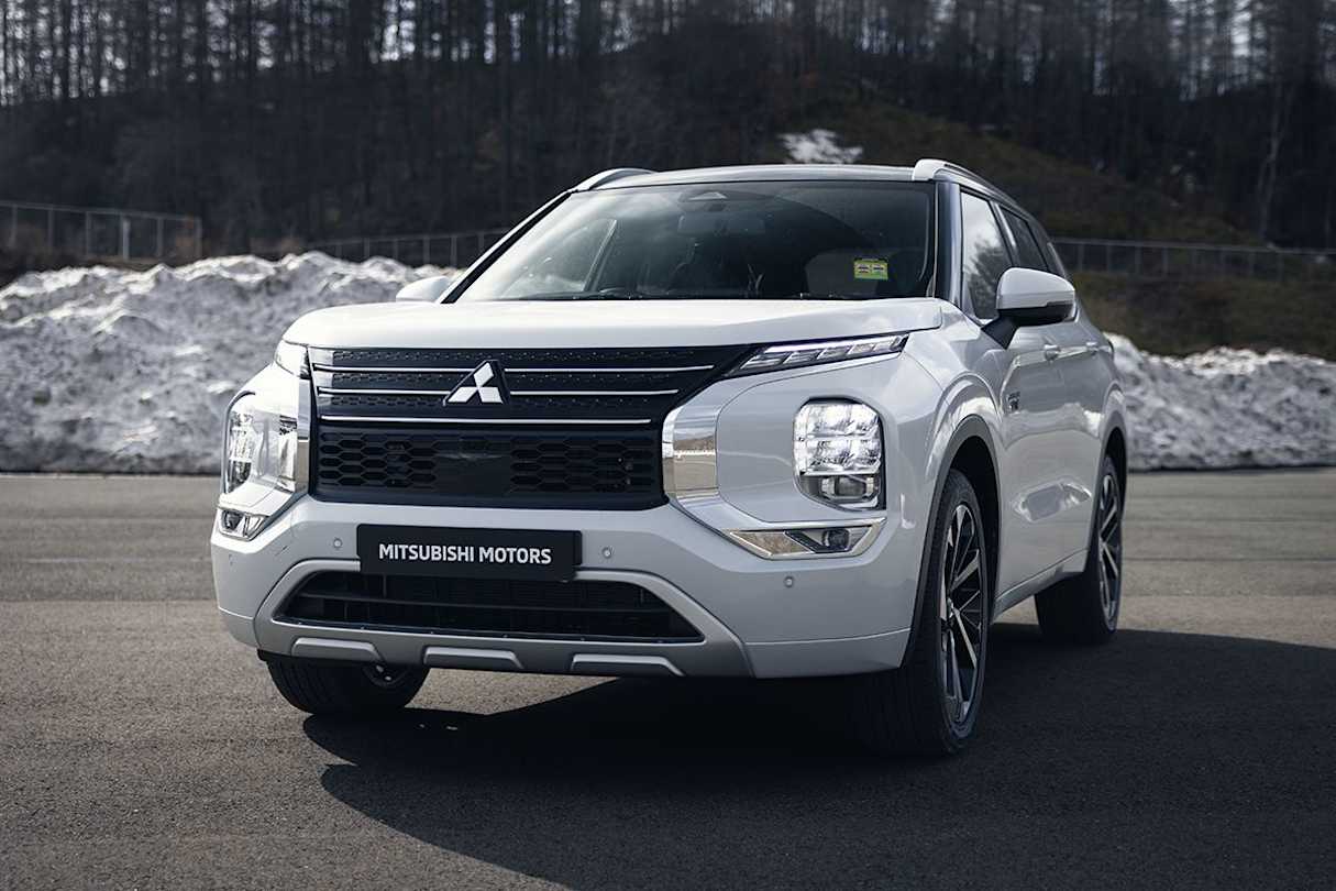 The Outlander wears the new version of its ‘Dynamic Shield’ styling language.