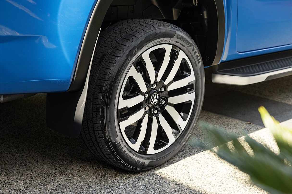 The Adventura wears 21-inch alloy wheels. (Aventura variant pictured)