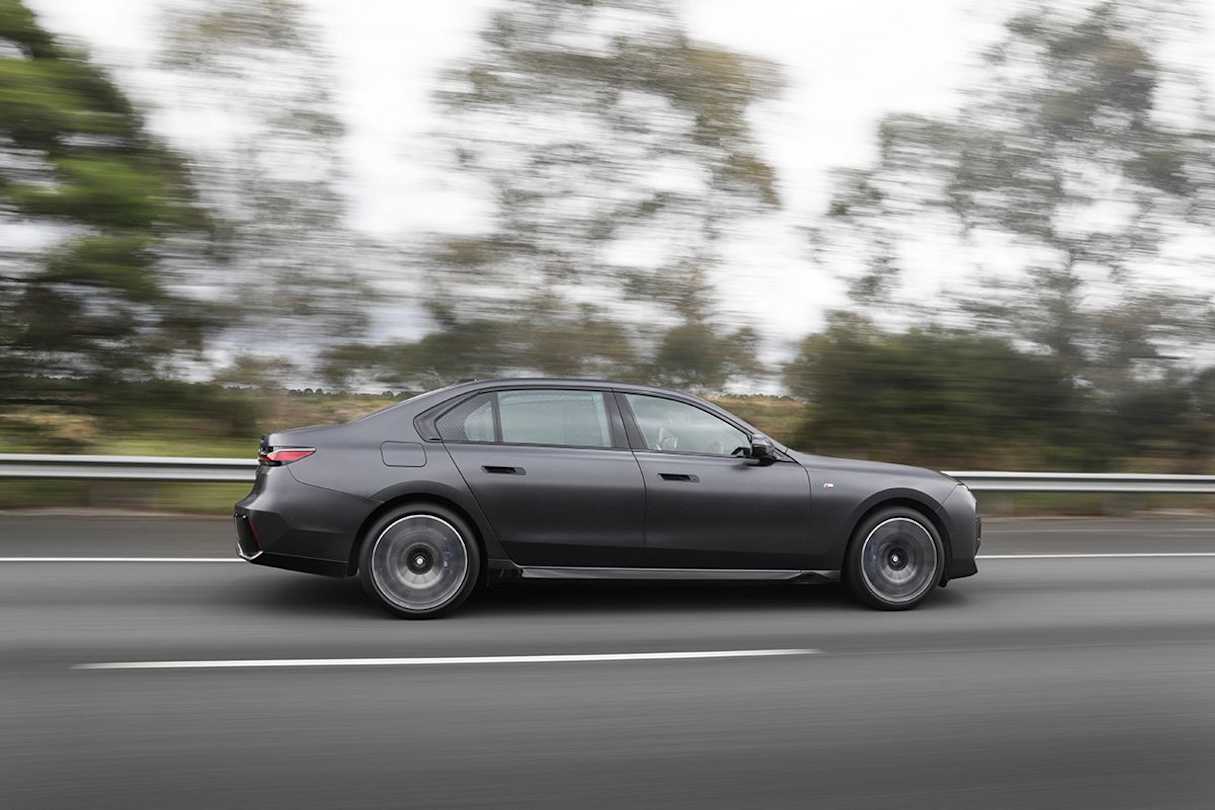 The 740i is almost 600kg lighter than the i7. (740i variant pictured)