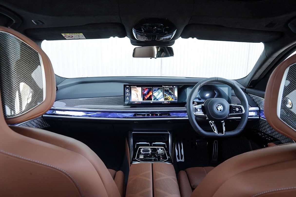 Controls for the air vents, and even the glovebox are found along the BMW interaction bar. (i7 xDrive60 variant pictured)