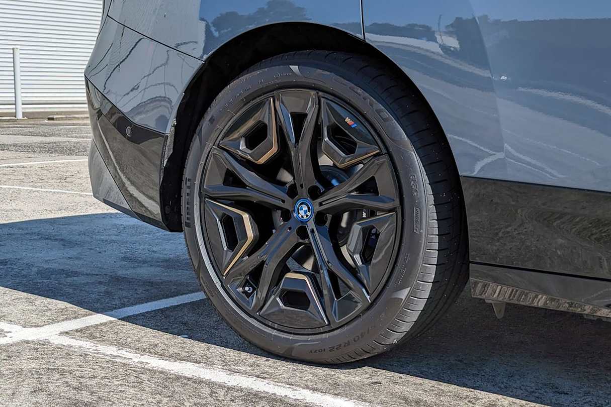 The iX M60 wears 22-inch alloy wheels. (image credit: Tung Nguyen)