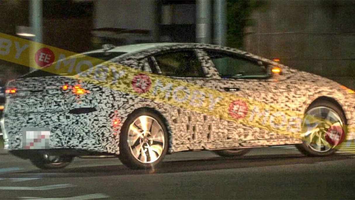 Toyota Prius test mule spied by Car Moby
