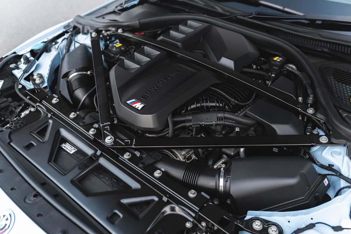 The M2 gets the 'M TwinPower' 3.0-litre twin-turbo inline-six engine, producing a sizeable 338kW and 550Nm.