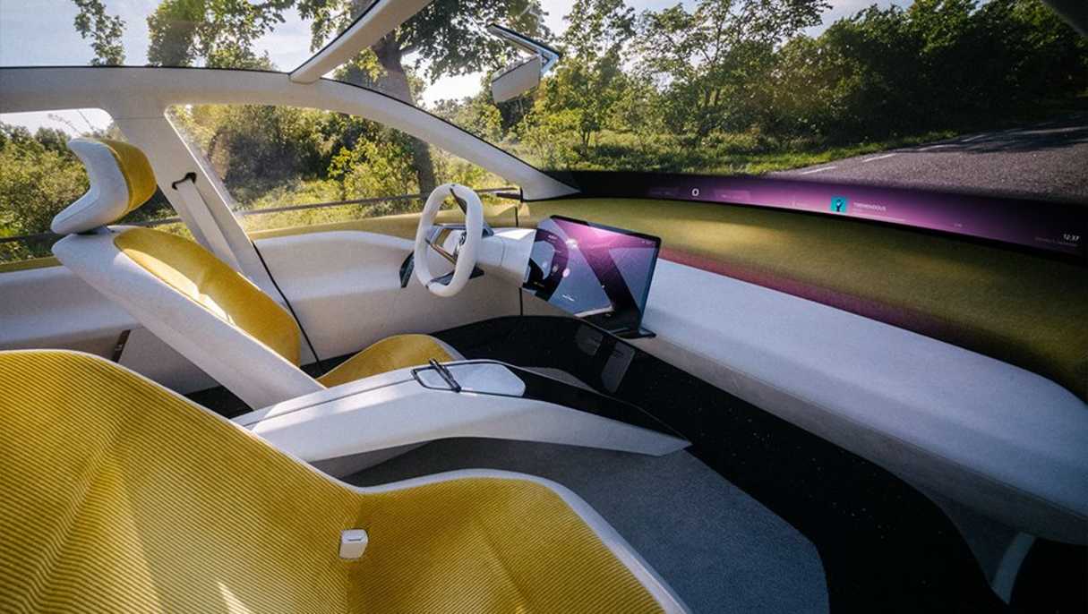 The Neue Klasse Vision takes the head-up display to the next level.