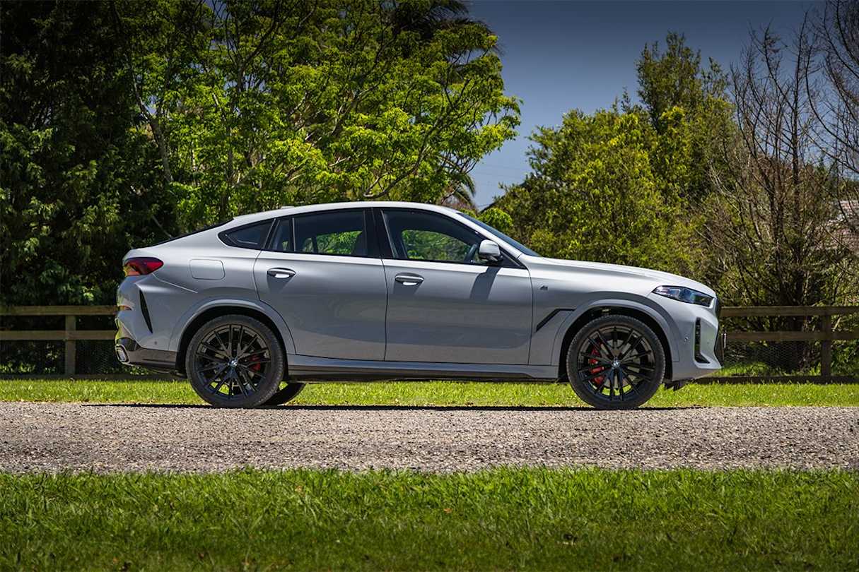 Despite those massive wheels, the ride comfort is fantastic with the adaptive suspension. You still feel the road but you’re not knocked about by it. It’s very much a driver’s car in that sense but passengers still feel well-cushioned. (Image: Glen Sullivan)