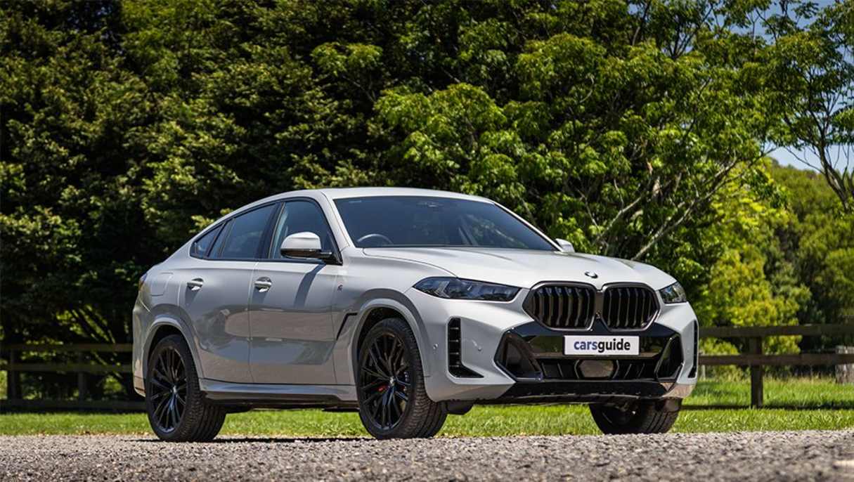 The weird prong on the side mirrors has been dropped in favour of a more seamless design (hurrah) and the 22-inch alloy wheels give total va-va-vroom sport-vibes. (Image: Glen Sullivan)