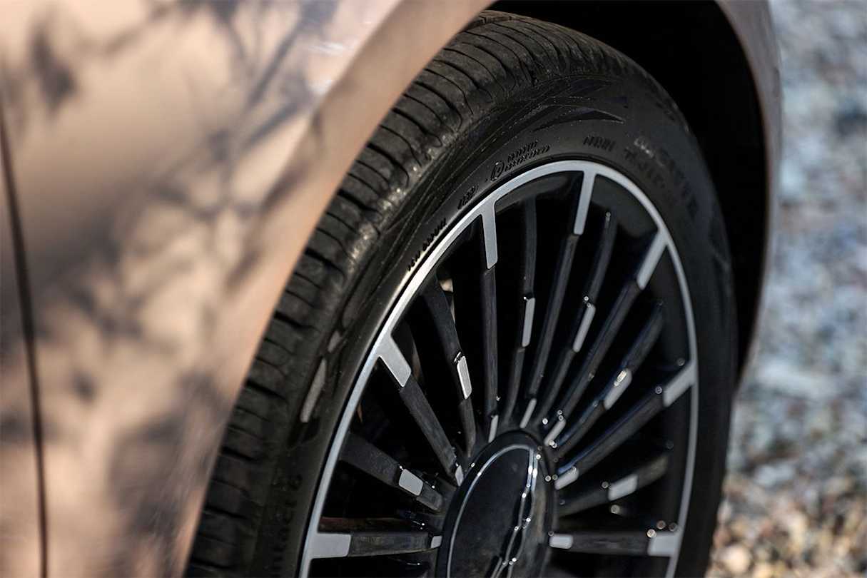 17-inch alloy wheels.