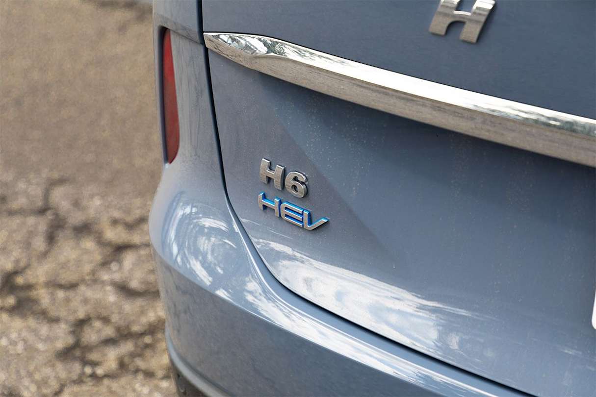 The motor is powered by a relatively small 1.8kWh lithium-ion battery and GWM Haval quotes combined petrol-electric outputs of 179kW/530Nm. (Image: Glen Sullivan)