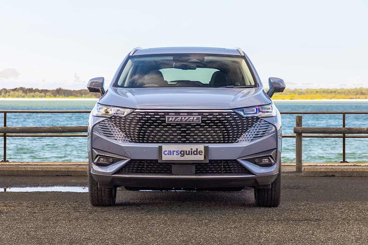 You can tell the hybrid models apart from the pack because the grille ‘bleeds’ into the surrounding panels rather than maintaining the usual rectangular shape of the non-hybrid models. (Image: Glen Sullivan)