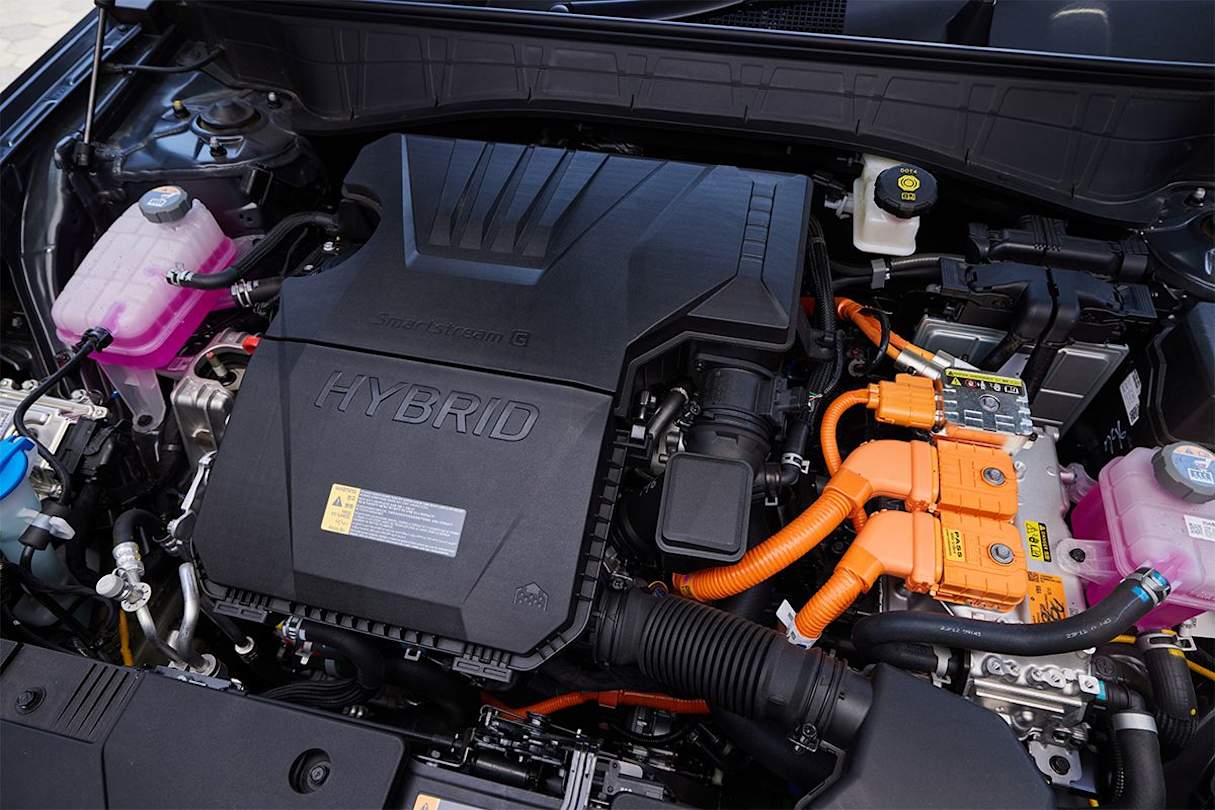 The Kona Hybrid pairs a 1.6-litre petrol engine with a front-motor and a 1.32kWh battery to deliver a total 104kW and 265Nm.