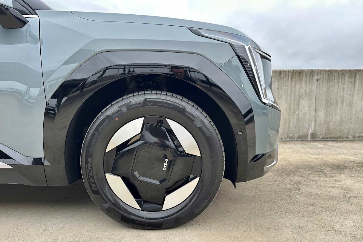 Coming standard on the Earth are 19-inch wheels. (image: Richard Berry)