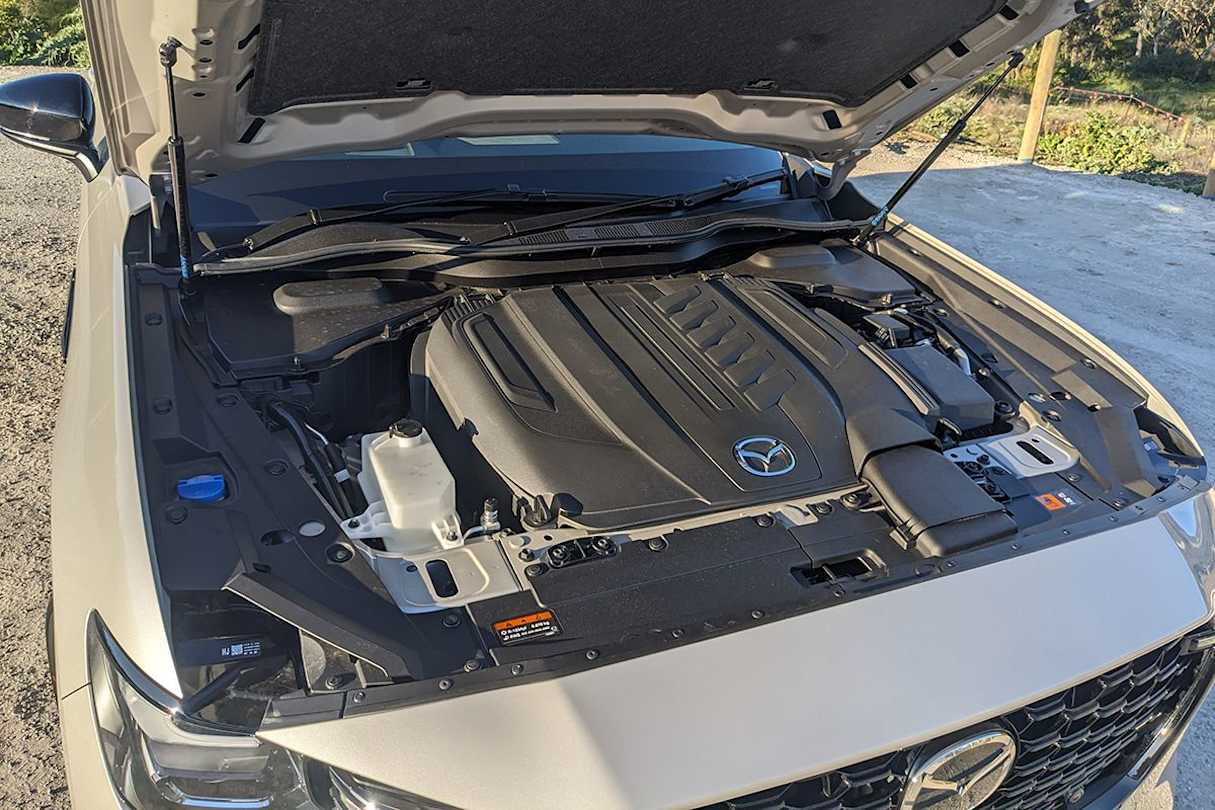 the CX-60 is even cleaner than the turbocharged petrol and (now-discontinued) diesel versions of the CX-5. (Image: Tung Nguyen)