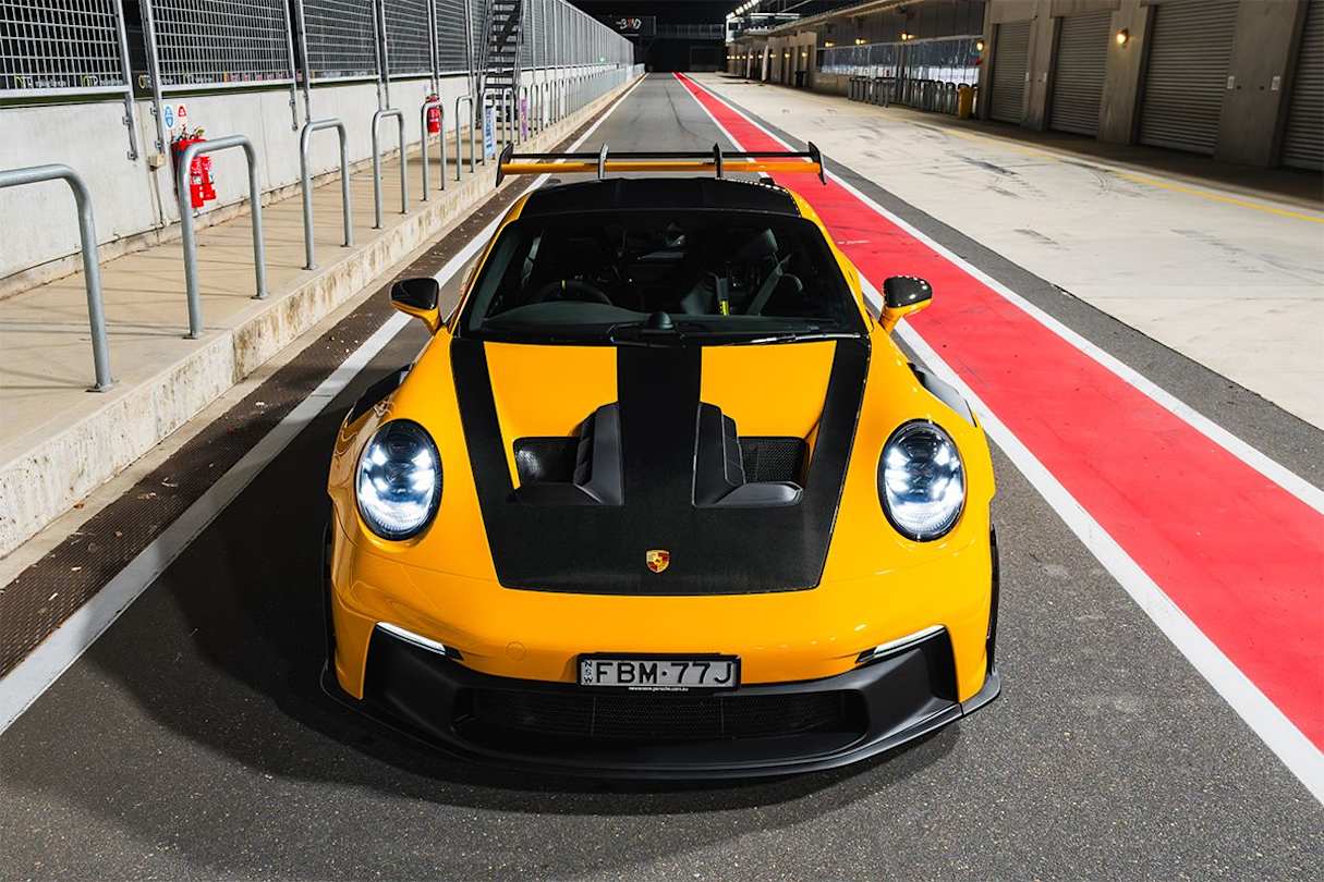 Tinted LED headlights including Porsche Dynamic Light System (PDLS).