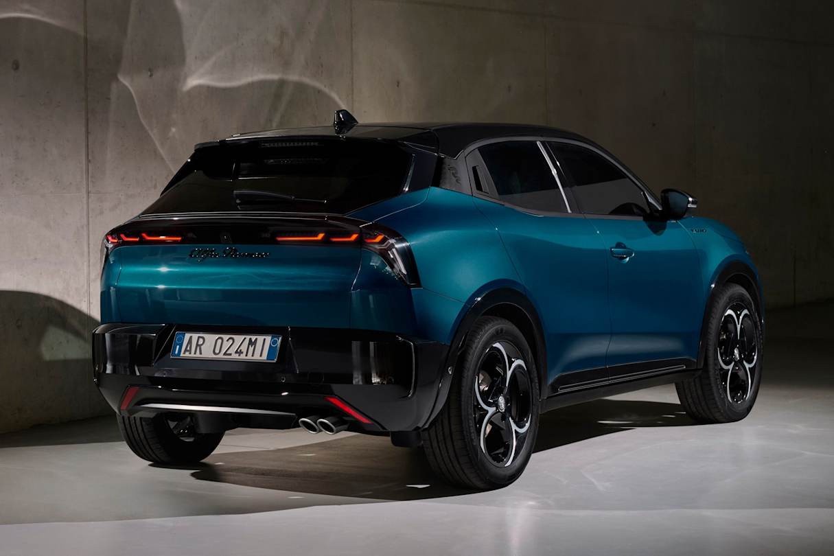 2025 Alfa Romeo Junior Ibrida