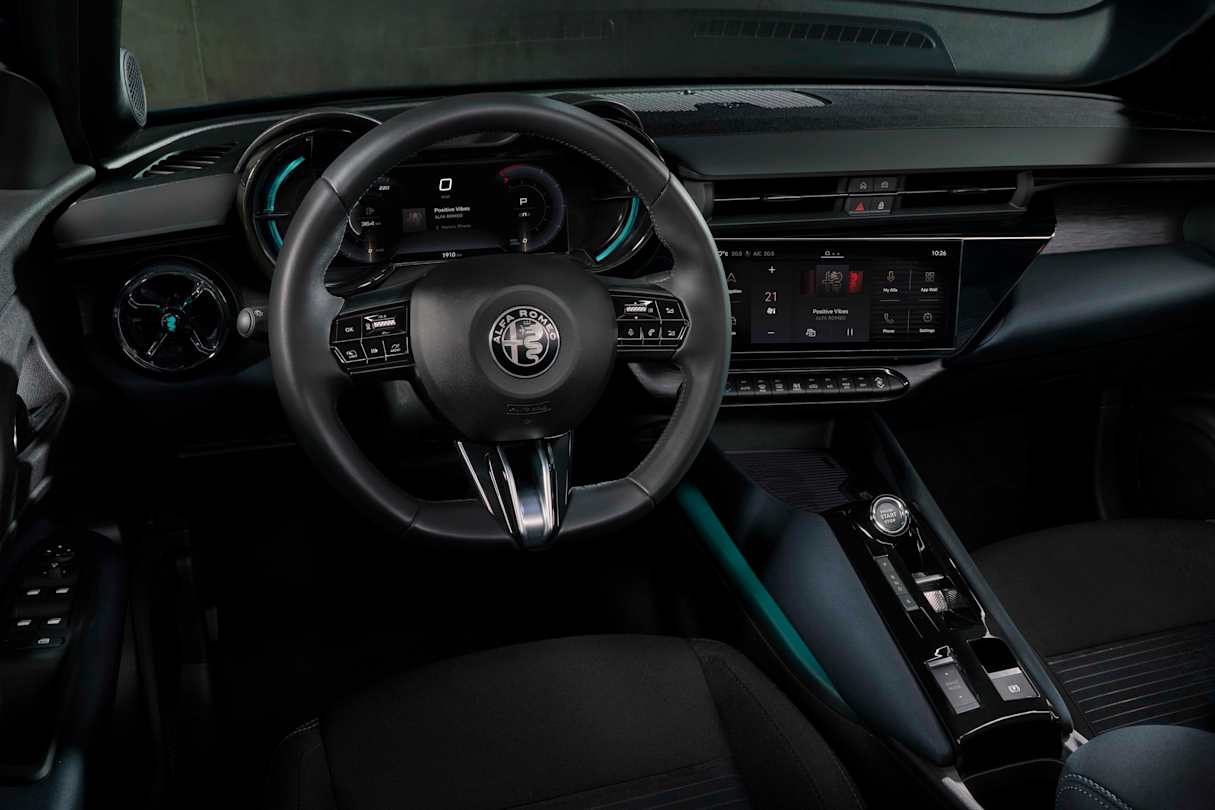 2025 Alfa Romeo Junior Ibrida