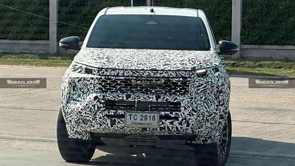 2025 Toyota HiLux spy pics (image: Headlight Mag)