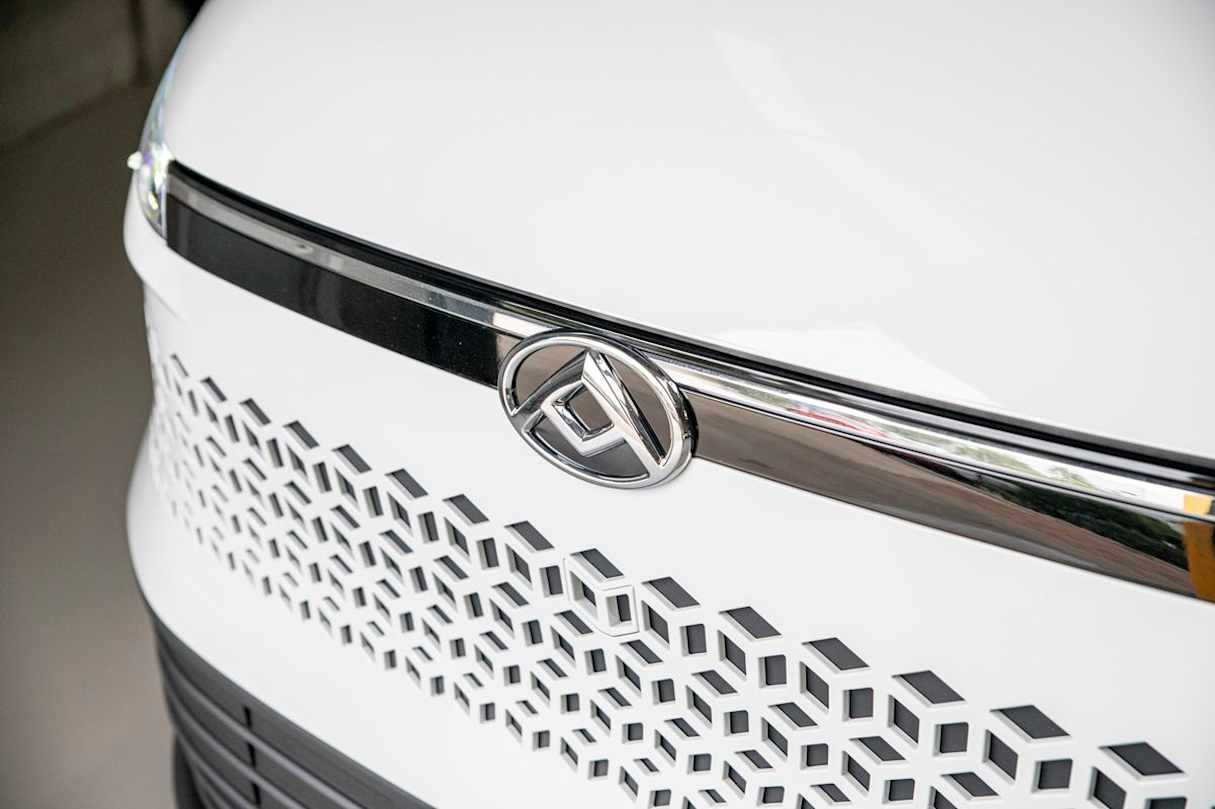 Upfront of the eDeliver 7 is a slick, EV-ready face with filled-in stylised ventilation holes. (Image: Tom White)