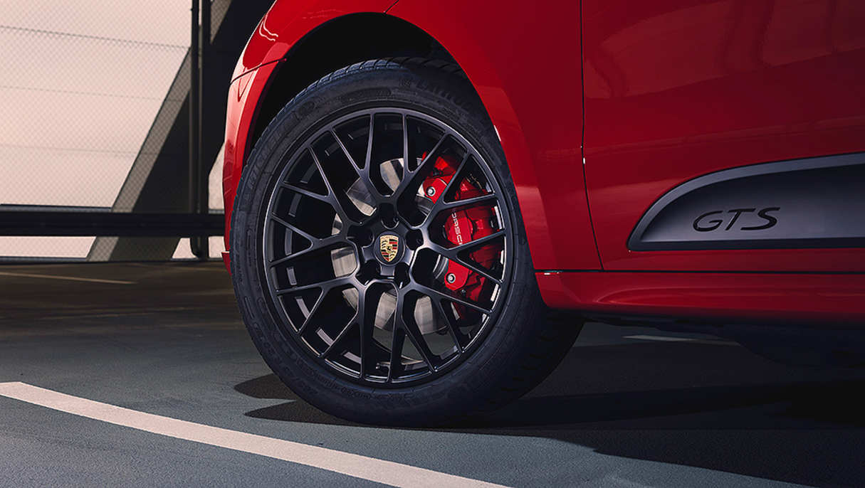 The standard 20-inch wheels are coated in satin-gloss paint, showcasing the SUV's large red brake calipers.