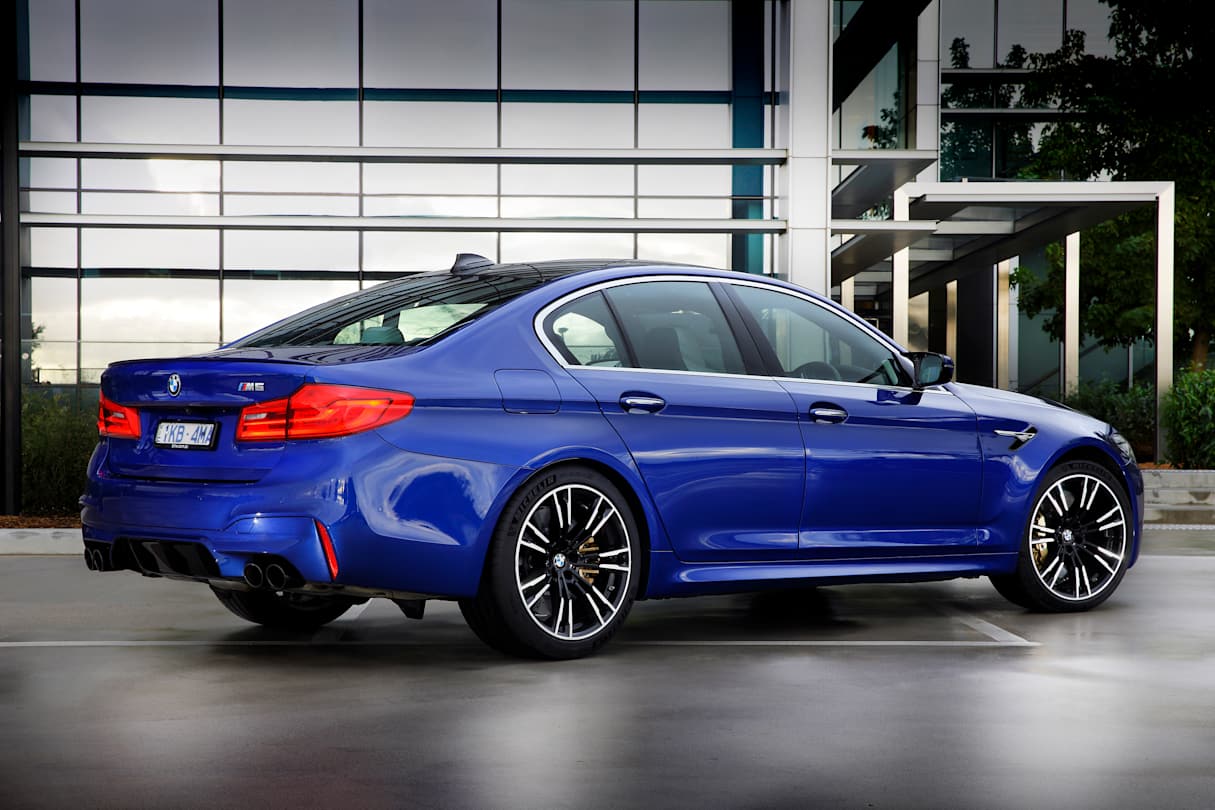 The new M5 retains the somewhat discrete looks of before, missing out on the pumped wheelarches of the smaller Ms.