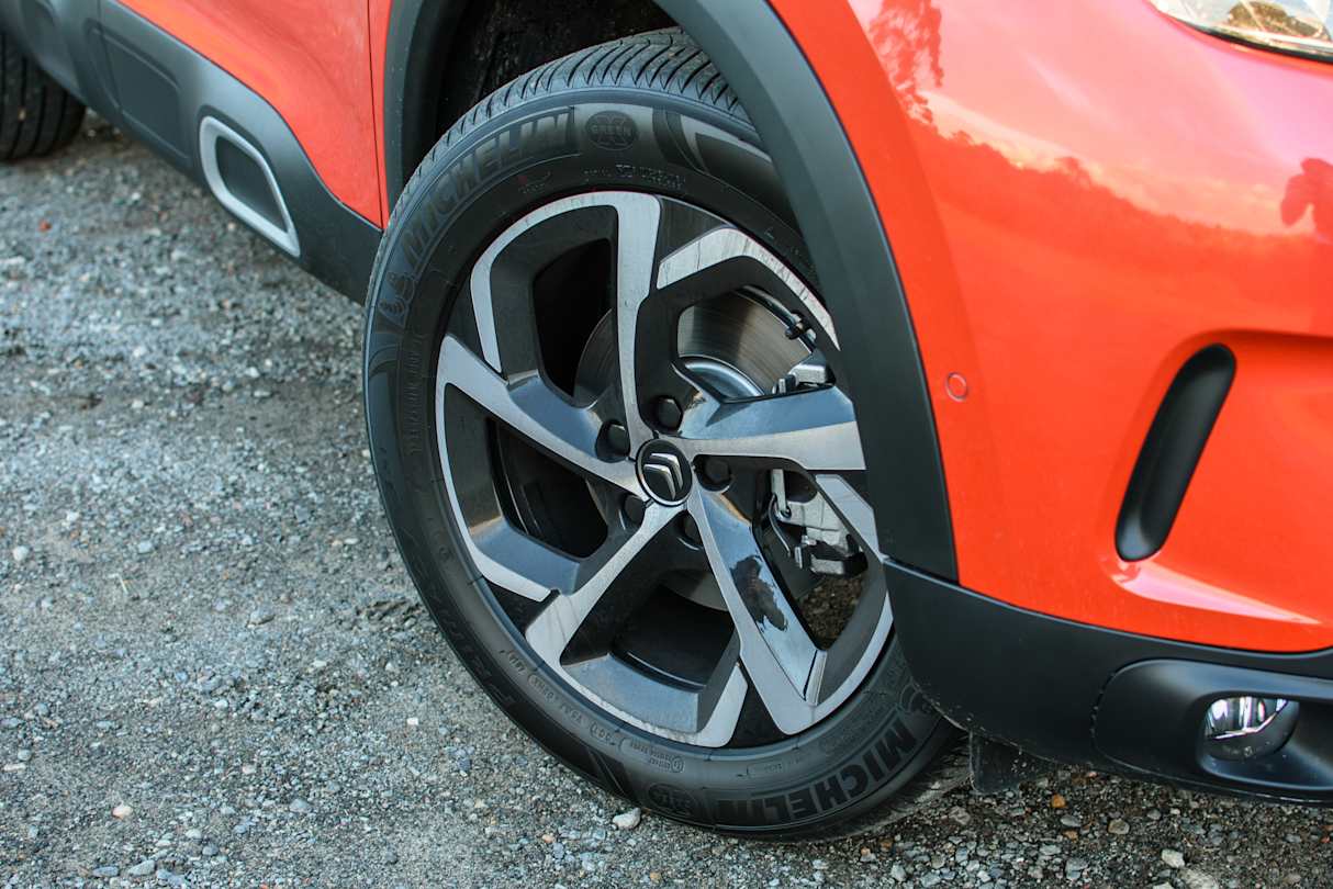 Sensible and stylish alloy wheels help round out the C5's comfort package.