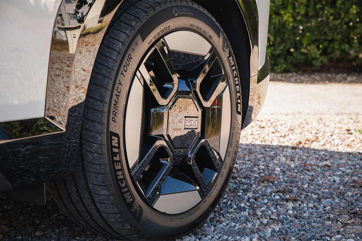 The GT-Line grade which we’ll get in Australia at launch adds some sportier design elements to the exterior design, like these unique wheels. (Image: Tom White)