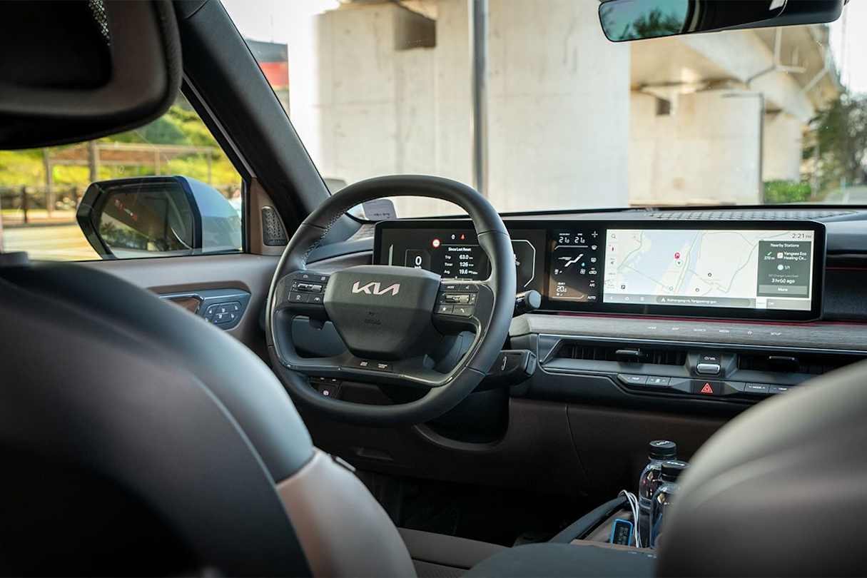 A two-tone interior with synthetic suede touches (similar to the EV6 GT-Line). (Image: Tom White)