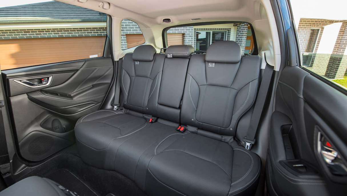 The leather seat trim covers both rows. (2.5i-S variant pictured)