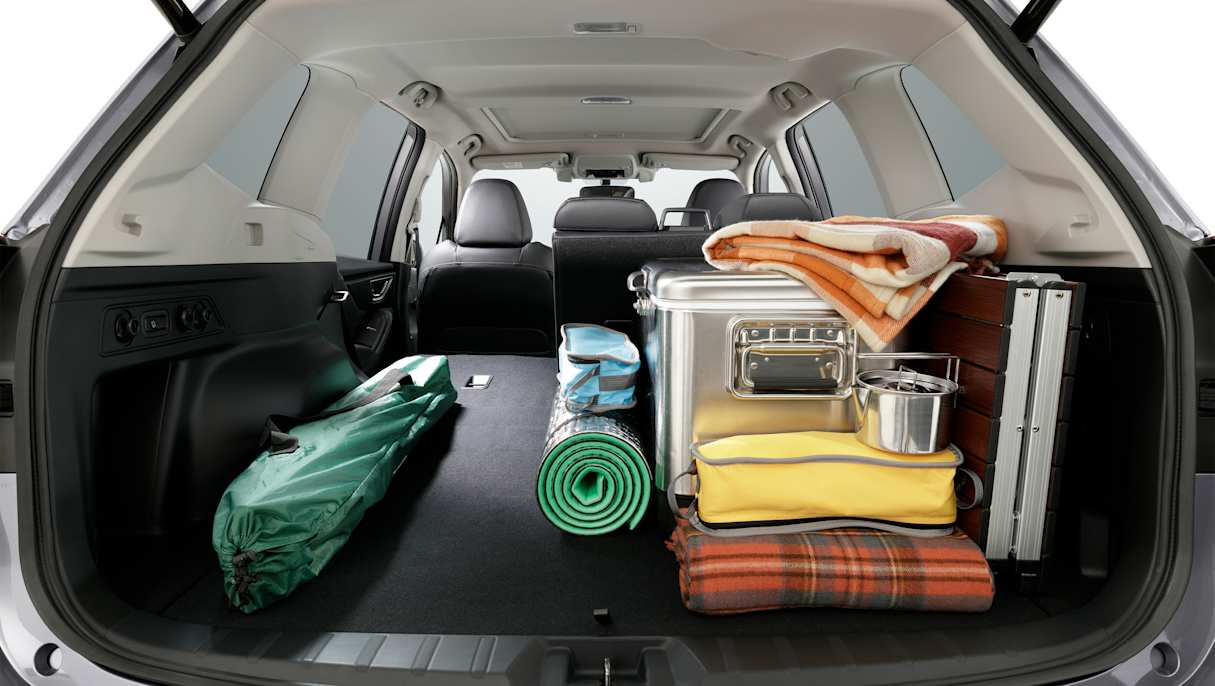 The rear seats fold down flat. (2.5i-S variant pictured)