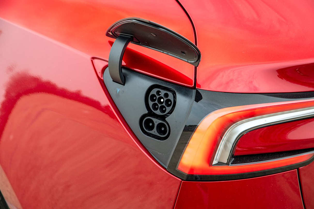 This battery grants the base version a driving range of 513km according to the WLTP standard. The Long Range boosts that to 629km. (image: Tom White)