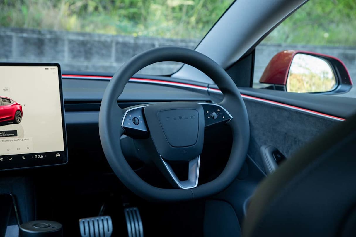 Combines the peerless user interface experience with slightly annoying touch-based everything and lack of a digital instrument cluster. (Image: Tom White)