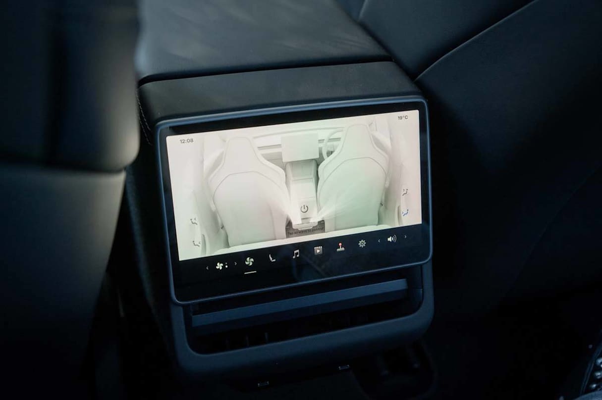 There are no hard buttons for the climate controls, instead you have to negotiate with the touchscreen. (Image: Tom White)