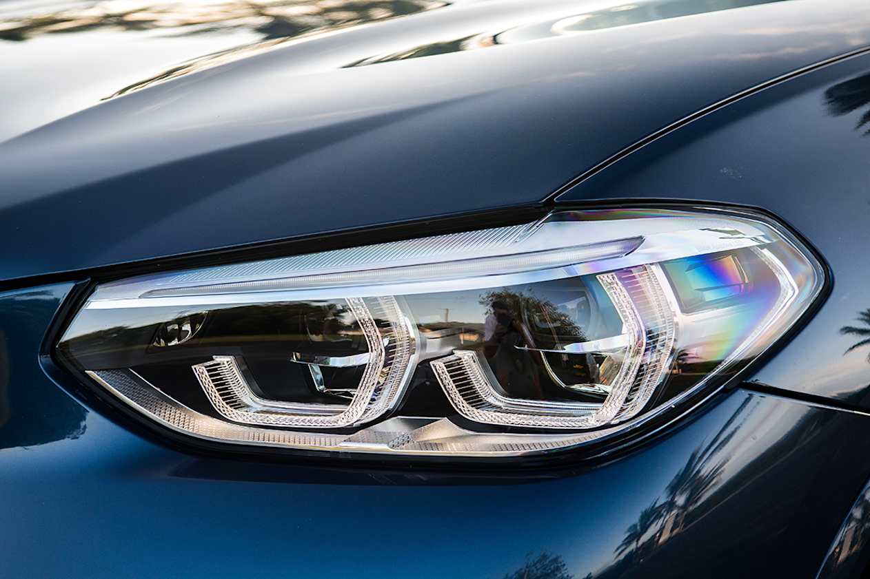 The cheapest way into the X3 range earns you 19-inch alloys, roof rails and LED headlights outside.