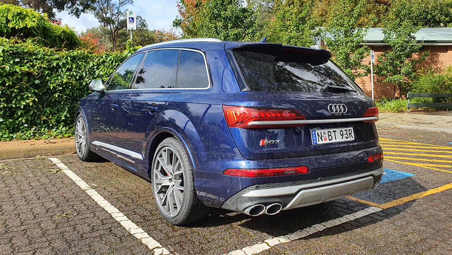 We reckon the Audi Q7 has always been a handsome large SUV, and the top-spec SQ7 does nothing to contradict our opinion. (image: Tung Nguyen)