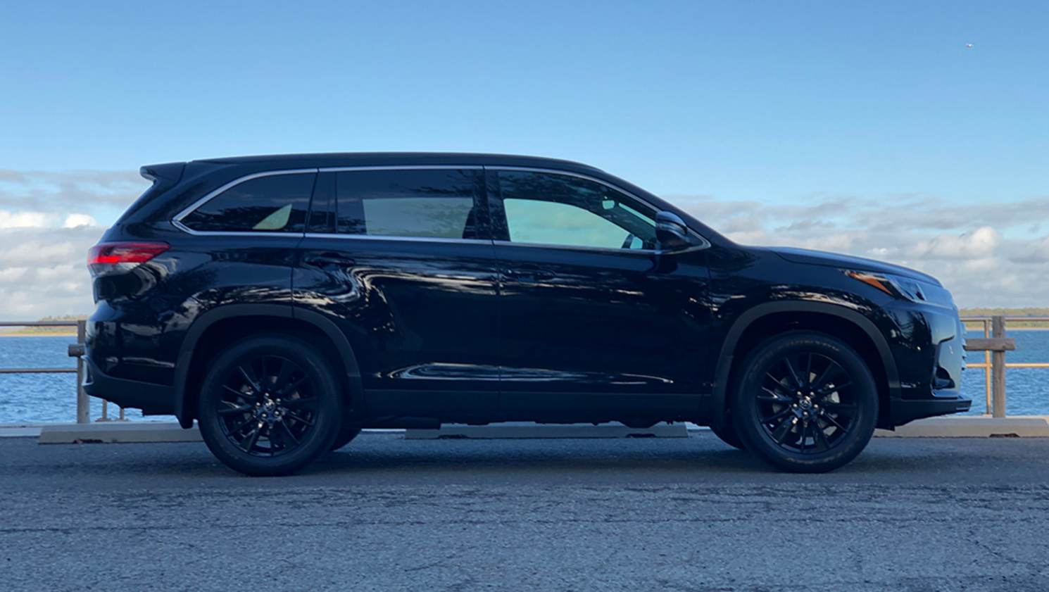 Blacked-out body parts and wheels add a little bit of stealth bomber to the Kluger. (image: Peter Anderson)