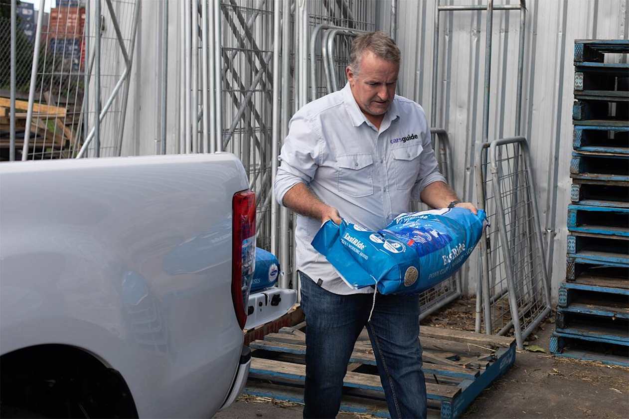 We threw 780kg of horse feed in the tray.