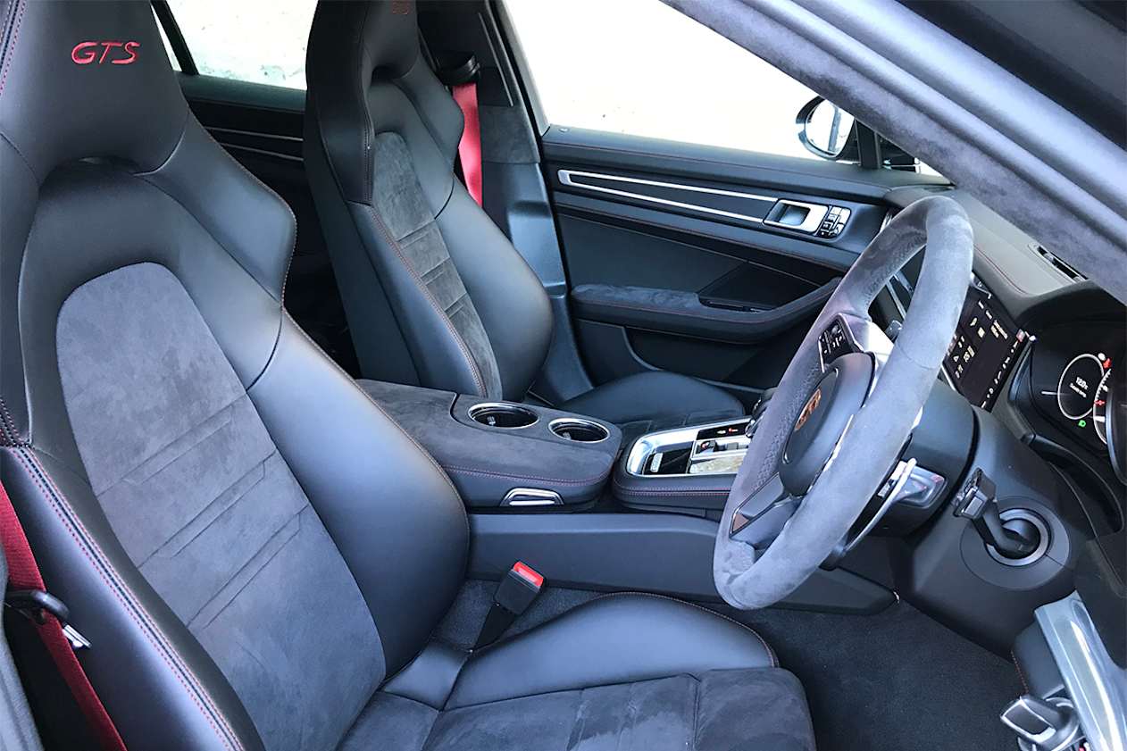 The front seats of the Panamera Sport Turismo GTS are elegantly sculpted, while the broad centre console enhances a cosy ‘cockpit’ feel.