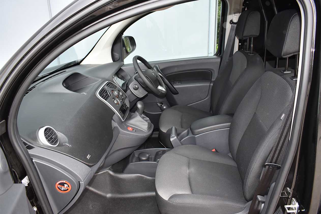  The centre console has two cup holders and a lidded storage box that doubles as an armrest.