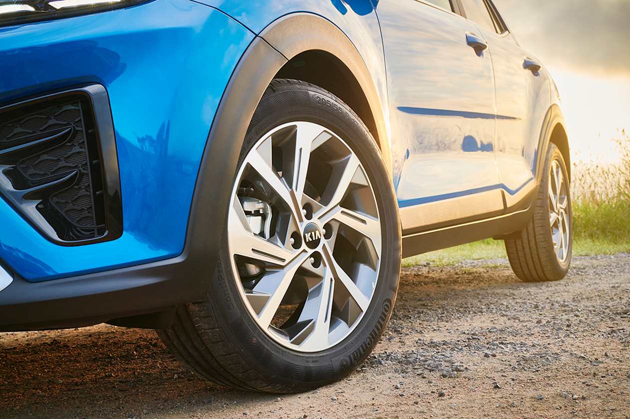 The GT-Line wears 17-inch alloy wheels. (GT-Line variant pictured)