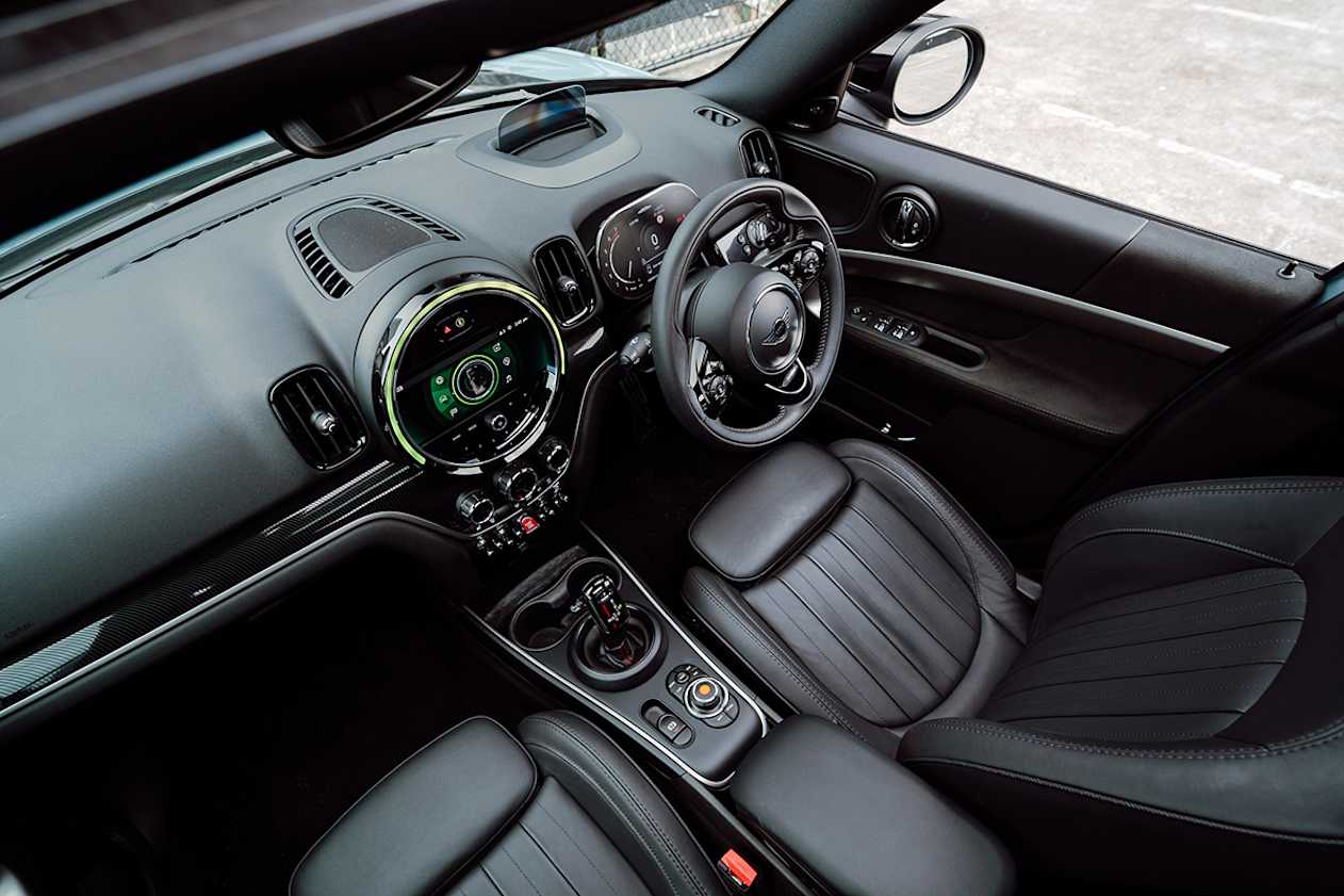 The front seats envelope you in a secure and cosy way.