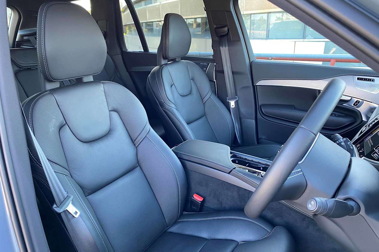 Up front as you’d expect has good head-, elbow- and shoulder room.