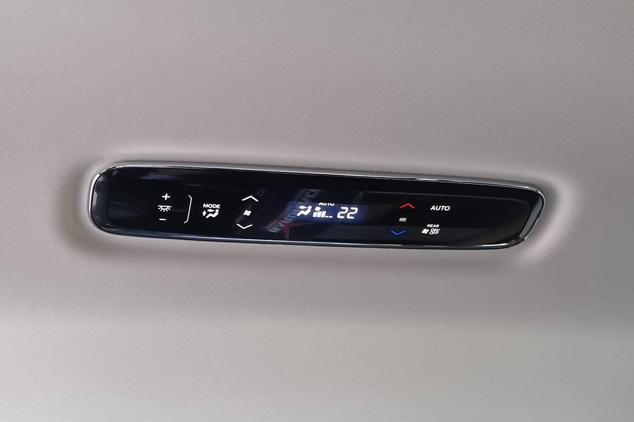 The Vi LX7 comes with tri-zone climate control with second-row controls.