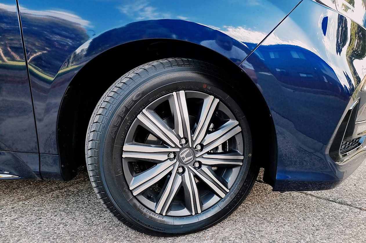 The Odyssey wears 17-inch alloy wheels.
