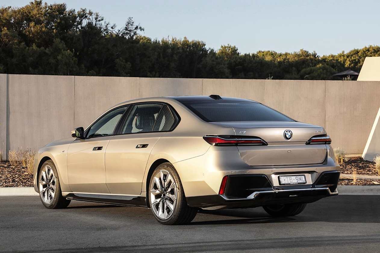 The rear of the 7 Series is uninspiring. (i7 xDrive60 variant pictured)