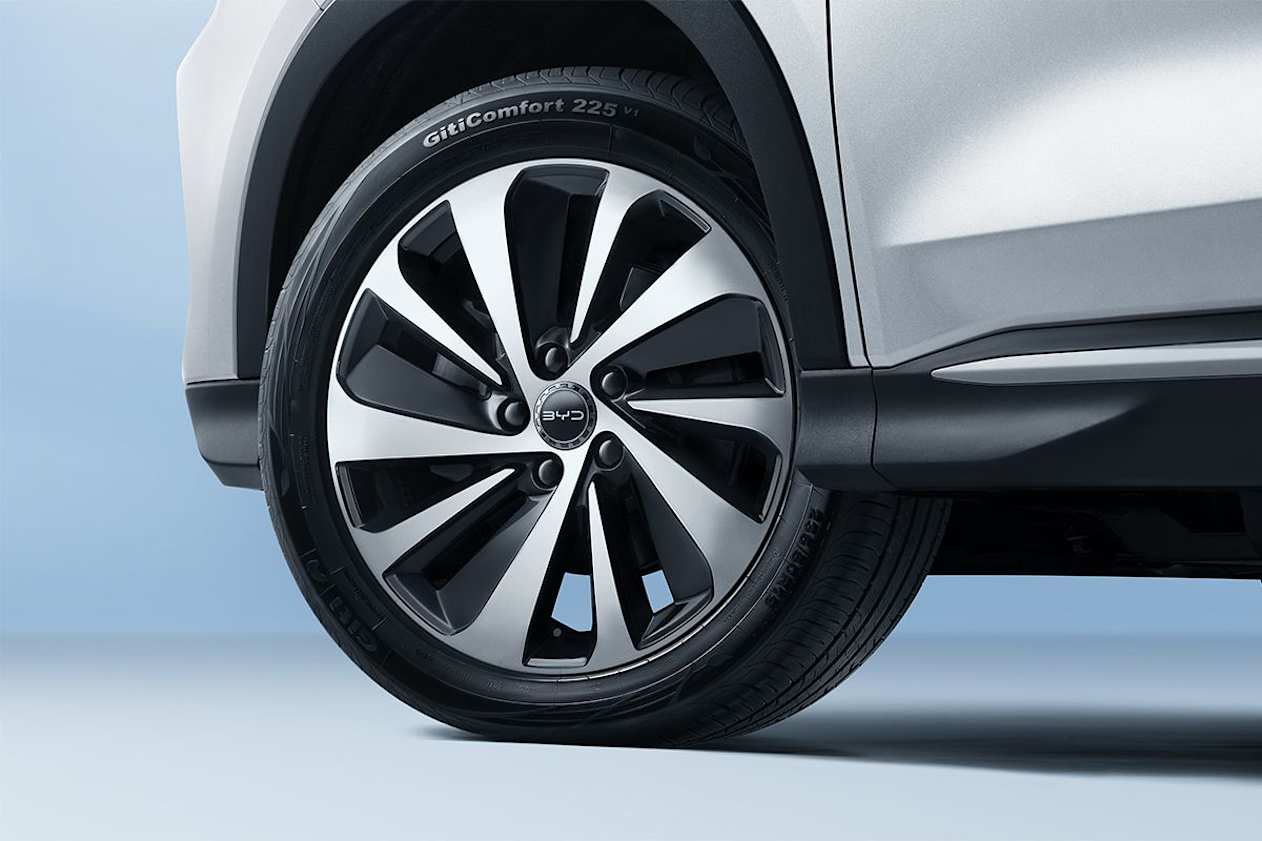 19-inch alloys wheels pictured.